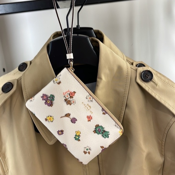 Coach Corner Zip Wristlet With Spaced Floral Field Print
IM/Chalk Multi - Picture 9 of 16